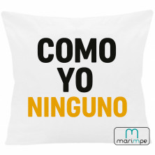COJÍN COMO YO NINGUNO COMO 40x40 cm color blanco con relleno incluido.