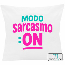 COJÍN MODO SARCASMO ON 40x40 cm color blanco con relleno incluido.