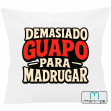 COJÍN DEMASIADO GUAPO PARA MADRUGAR 40x40 cm color blanco con relleno incluido.