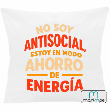 COJÍN NO SOY ANTISOCIAL ESTOY EN MODO AHORRO DE ENERGÍA 40x40 cm color blanco con relleno incluido.