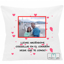 Cojín COJIN CORAZONES FRASE (Personalizable) 40x40 cm color blanco con relleno incluido.