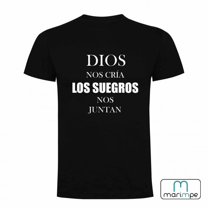 CAMISETA DIOS NOS CRÍA LOS SUEGROS NOS JUNTAN